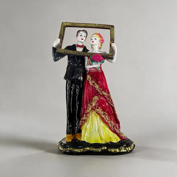 Decorative_Couple_Holding_Frame_Showpiece