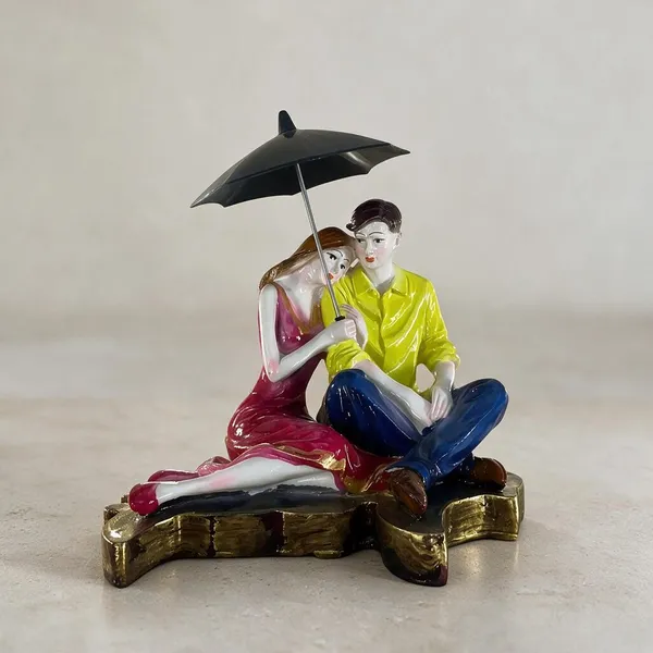 Multicolour_Couple_Under_Umbrella_Decorative_Figurine