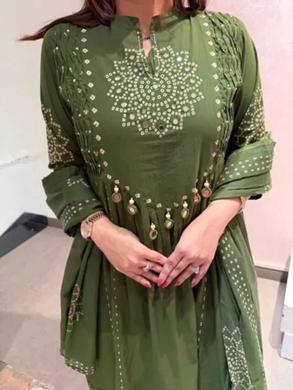 Green_Cotton_Bandhani_Mirror_Work_Kurta_Suit_Set_For_Women
