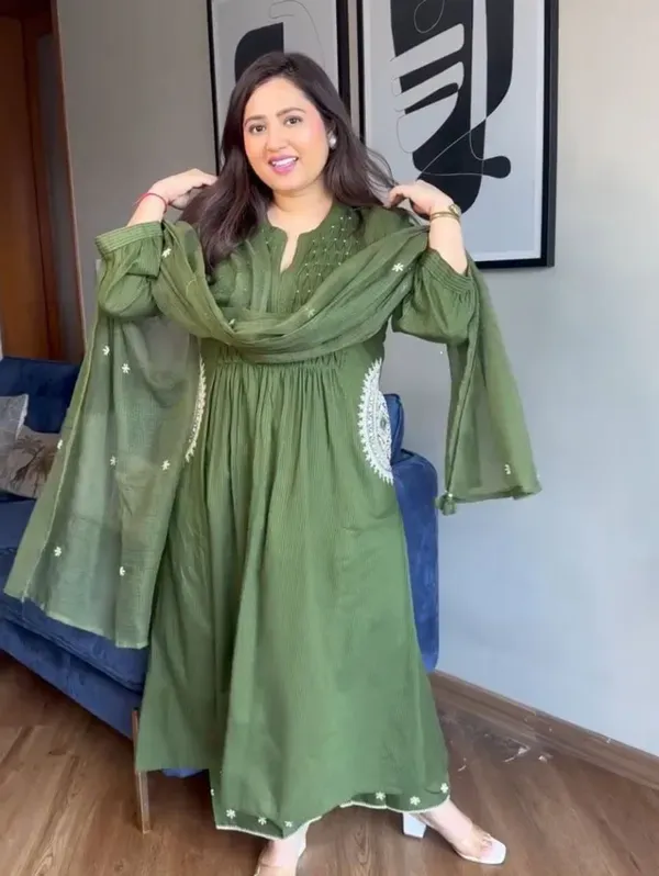 Green_Mul_Cotton_Embroidered_Straight_Suit_Set_For_Women