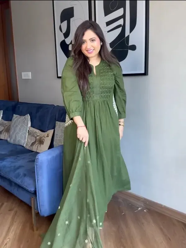 Green_Mul_Cotton_Embroidered_Straight_Suit_Set_For_Women