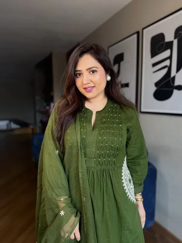 Green_Mul_Cotton_Embroidered_Straight_Suit_Set_For_Women
