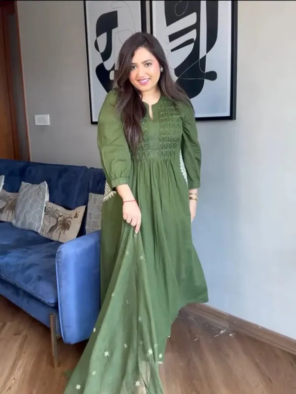 Green_Mul_Cotton_Embroidered_Straight_Suit_Set_For_Women