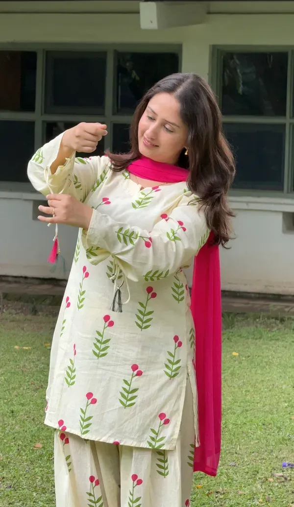 Aayesha_Farshi_Pant_Suit_Set_With_Dupatta_Sleeve_Latkan