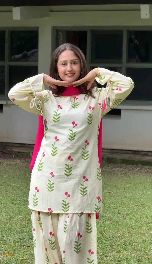 Aayesha_Farshi_Pant_Suit_Set_With_Dupatta_Sleeve_Latkan