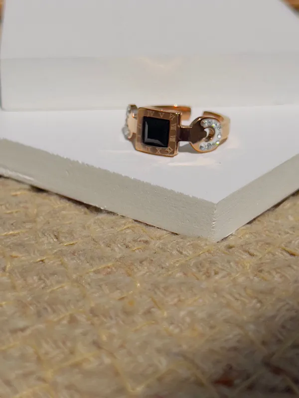 Black_Crystal_With_Roman_Ring_Default_Title