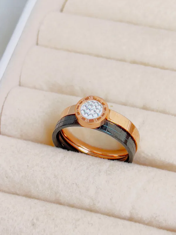 Roman_Round_Black_Ring_Set