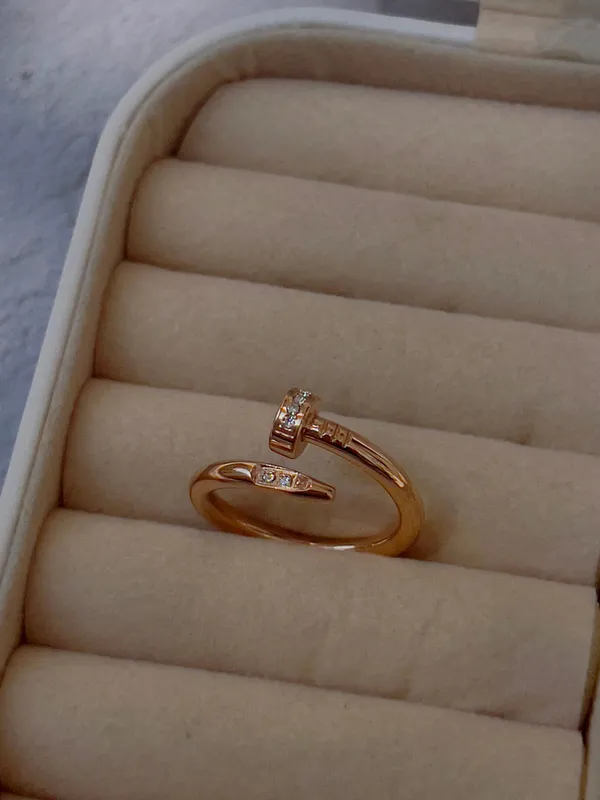 Nail_Diamond_Ring