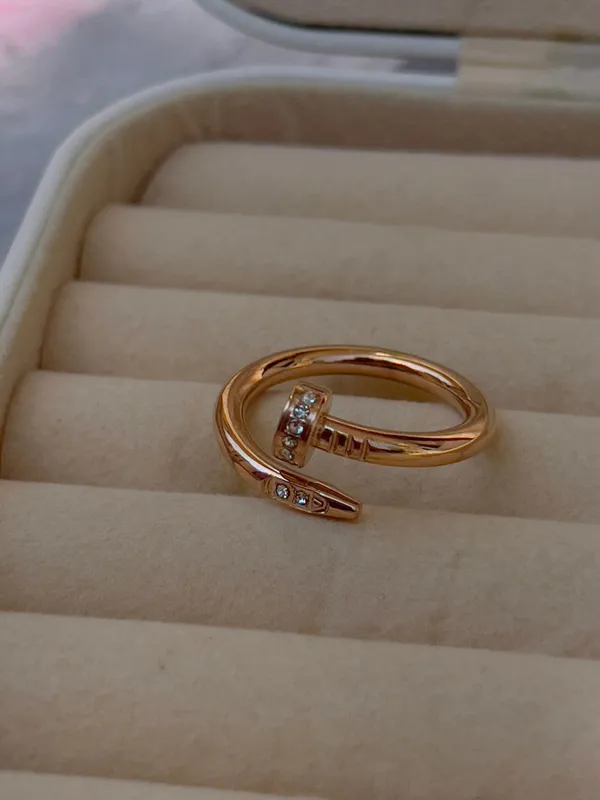 Nail_Diamond_Ring