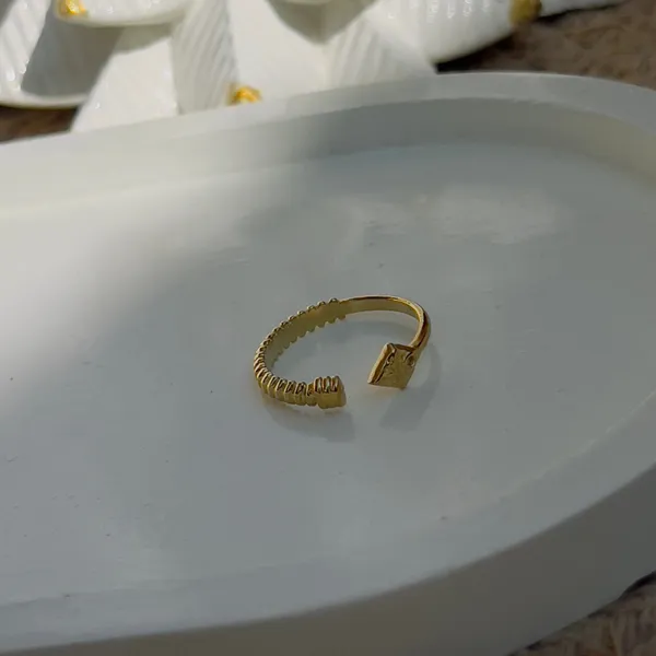 Arrow_Thin_Ring_Default_Title