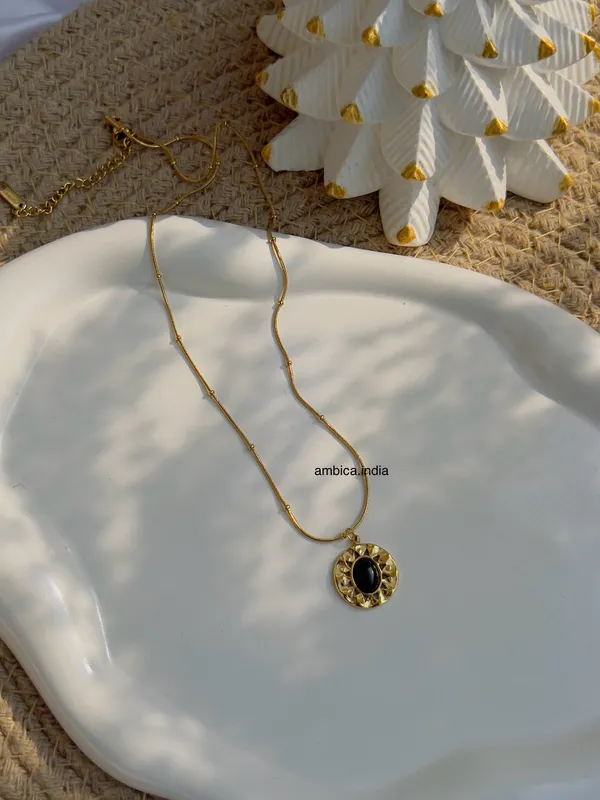 Black_Stone_Round_Necklace_Default_Title