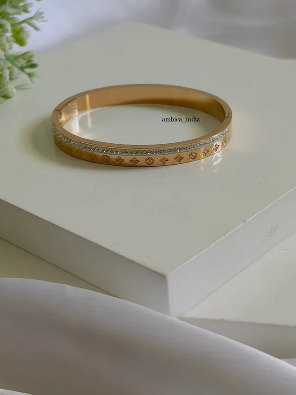 Clover_With_Studded_Bracelet_Default_Title