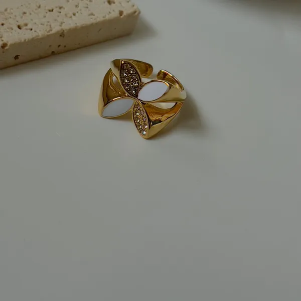 White_Flower_Ring