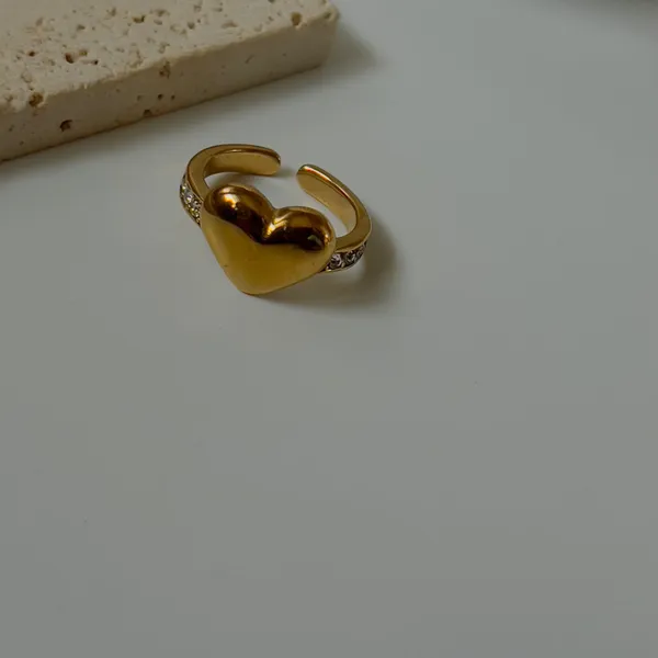 Heart_With_Crystal_Ring
