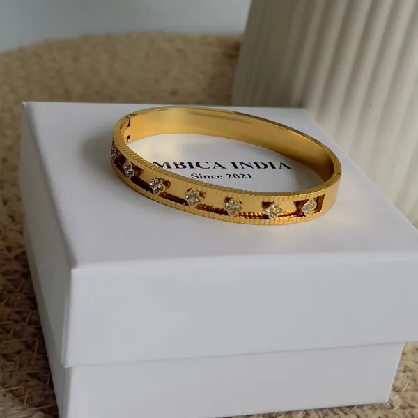 Clover_Studded_Bracelet_Default_Title