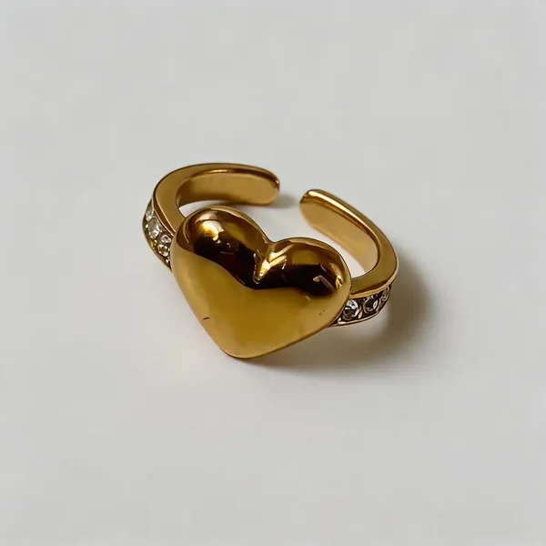 Heart_With_Crystal_Ring