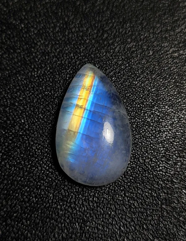Blue_Rainbow_Moonstone_Natural_Crystal_Stone