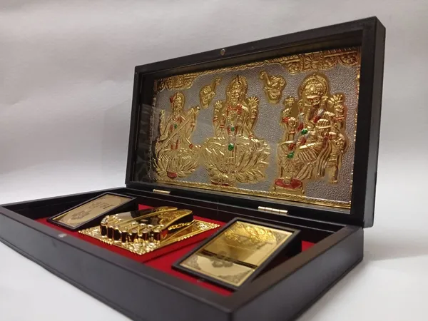 Gold_Plated_Sri_Lakshmi_Ganesh_Vastu_Yantra_Gift_Box_Dark_Brown