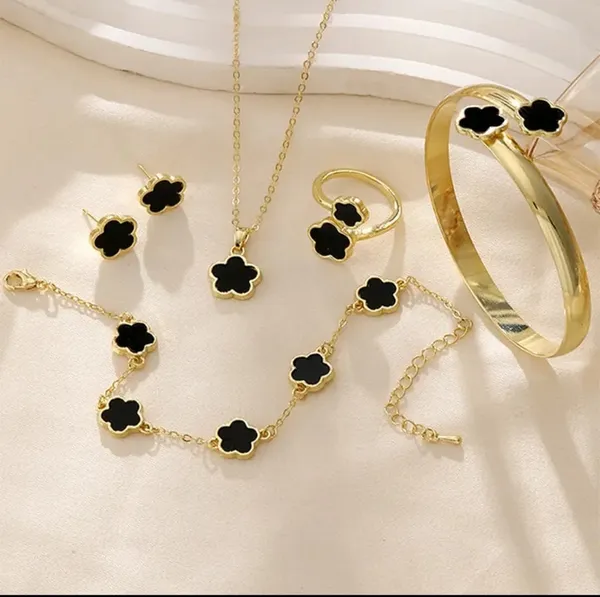 Gold_Tone_Alloy_Black_Clover_Jewellery_Set_For_Women