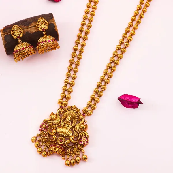 Modern_Minimal_Gold_Pendant_Set_Everyday_Ethnic_Elegance_Red