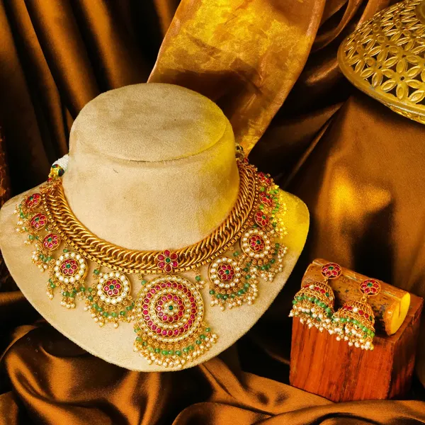 Kundan_Lakshmi_Temple_Short_Necklace_Set_K_1698_Green