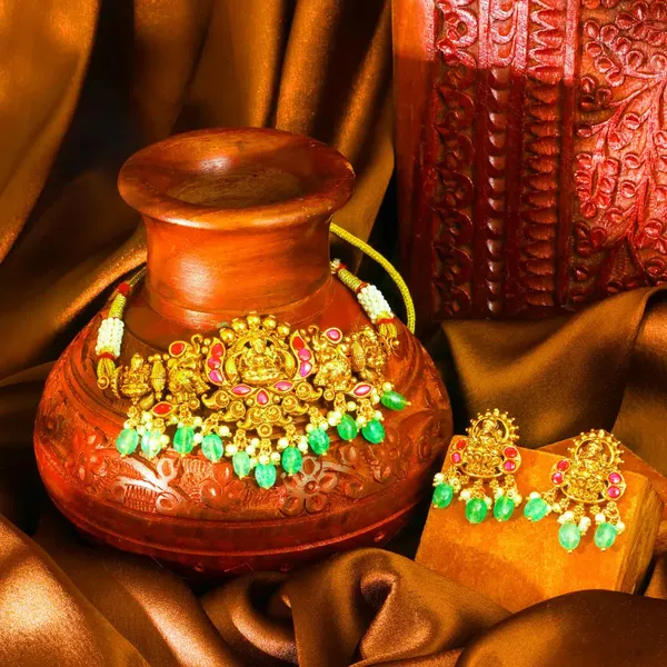 Lakshmi_Temple_Jewellery_Bridal_Choker_Set_With_Emerald_Bead_Drops_J_954_Red