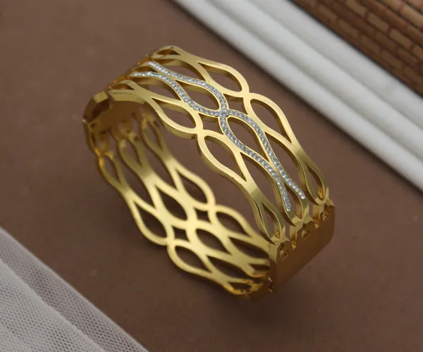 Gold_Tone_Link_Bracelet_For_Women