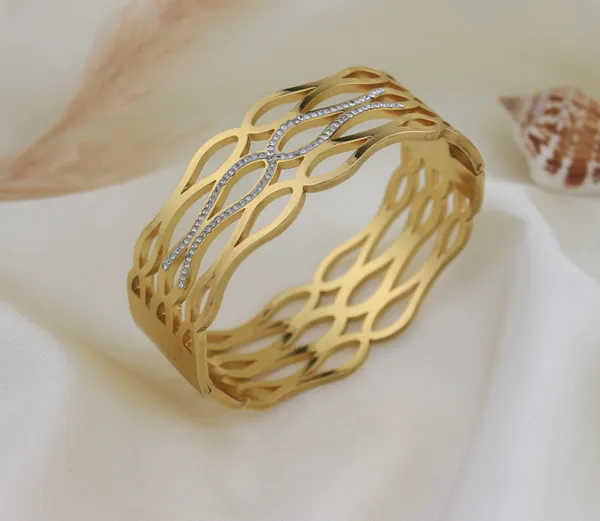 Gold_Tone_Link_Bracelet_For_Women