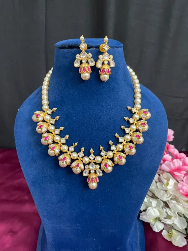 Gold_look_alike_Jadau_neckset_for_women_with_earrings