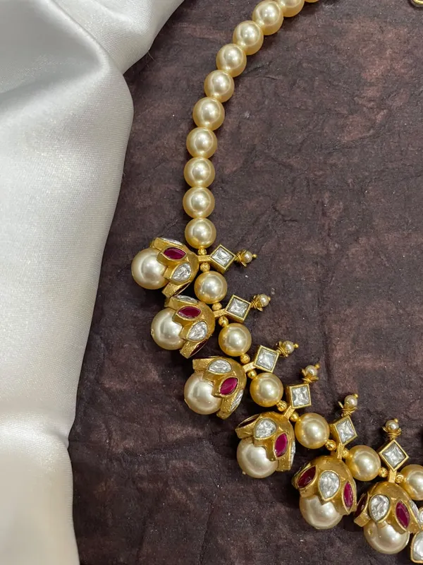 Gold_look_alike_Jadau_neckset_for_women_with_earrings