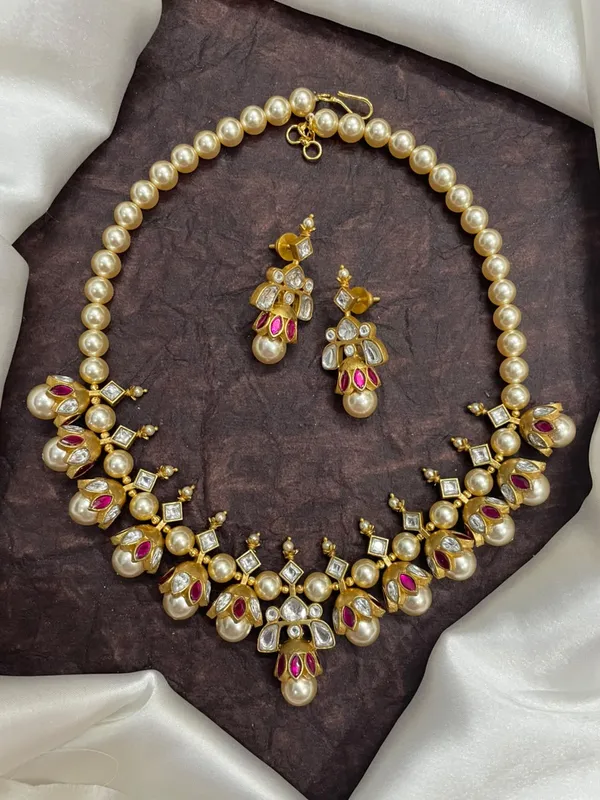 Gold_look_alike_Jadau_neckset_for_women_with_earrings