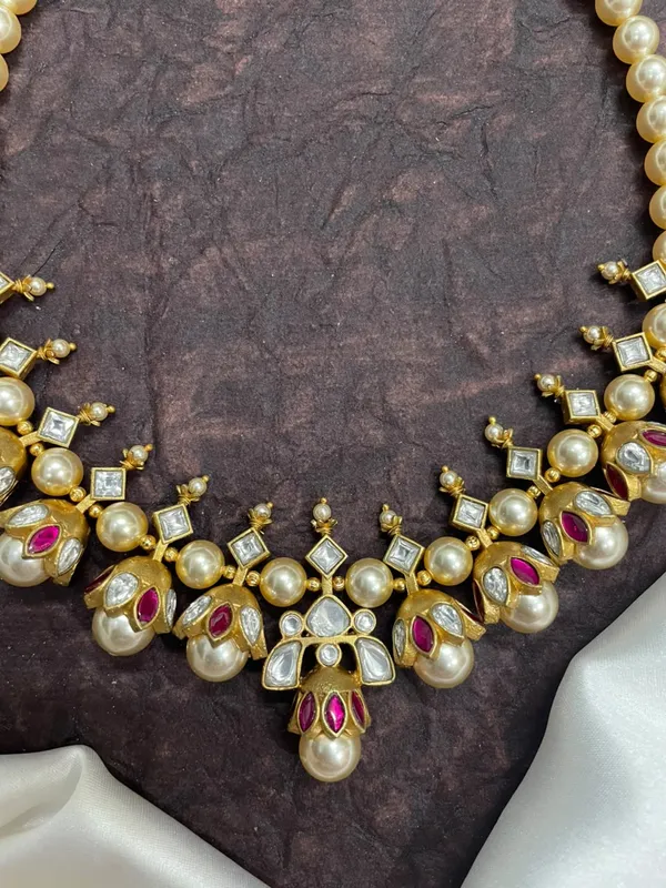 Gold_look_alike_Jadau_neckset_for_women_with_earrings