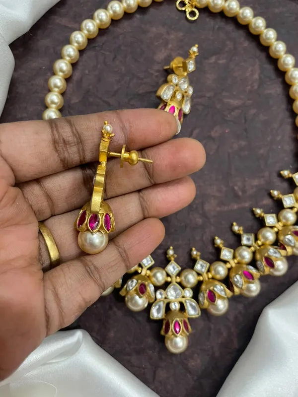 Gold_look_alike_Jadau_neckset_for_women_with_earrings