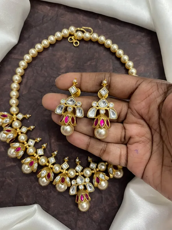 Gold_look_alike_Jadau_neckset_for_women_with_earrings