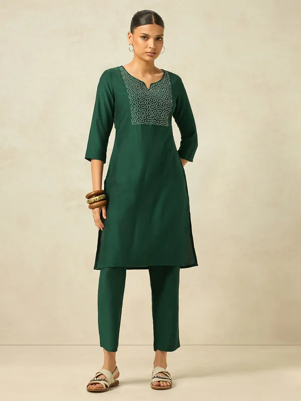 Hritika_Green_Silk__Thread_Work_Embroidered_Kurta_with_Trouser_Set