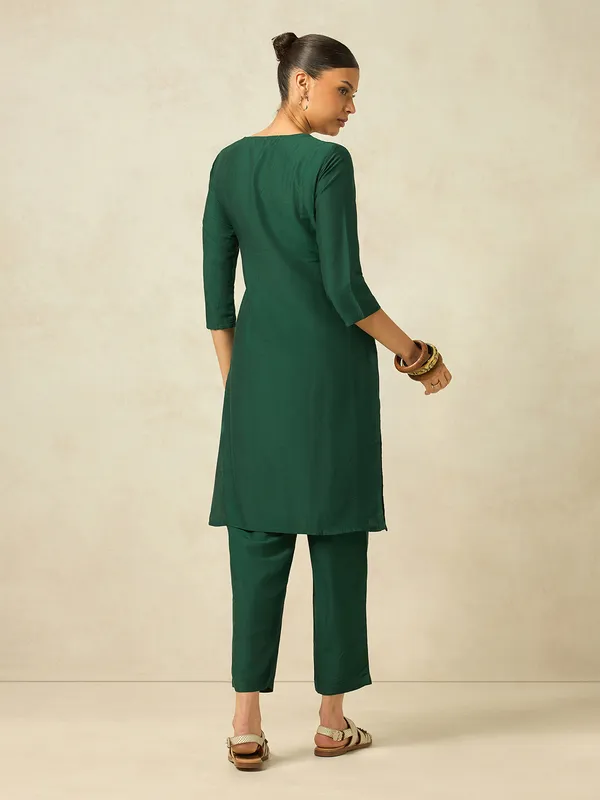 Hritika_Green_Silk__Thread_Work_Embroidered_Kurta_with_Trouser_Set