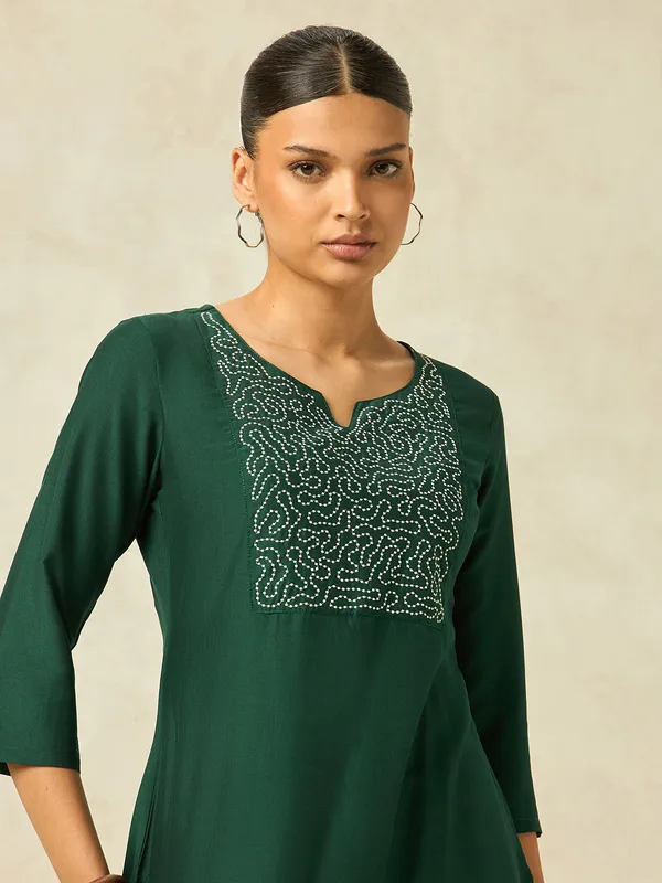 Hritika_Green_Silk__Thread_Work_Embroidered_Kurta_with_Trouser_Set