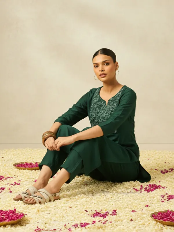 Hritika_Green_Silk__Thread_Work_Embroidered_Kurta_with_Trouser_Set
