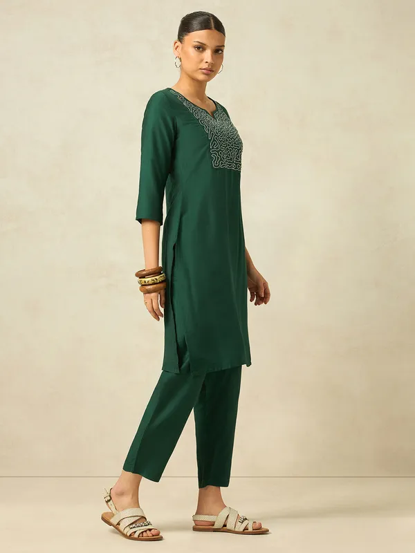 Hritika_Green_Silk__Thread_Work_Embroidered_Kurta_with_Trouser_Set