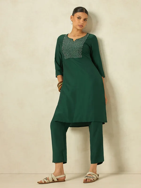 Hritika_Green_Silk__Thread_Work_Embroidered_Kurta_with_Trouser_Set