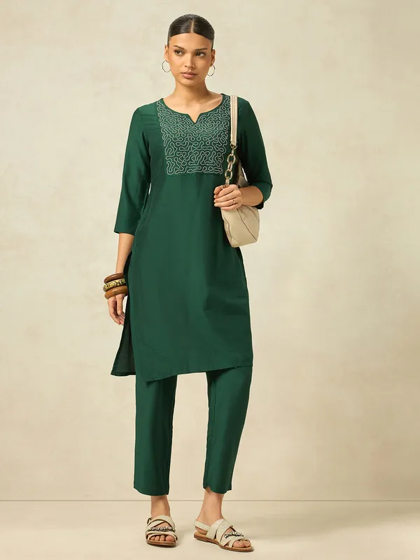 Hritika_Green_Silk__Thread_Work_Embroidered_Kurta_with_Trouser_Set