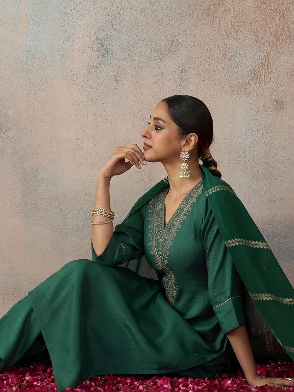 Hritika_Rama_Green_Silk__Zari_Embroidered_Kurta_With_Trouser_&_Dupatta_Set