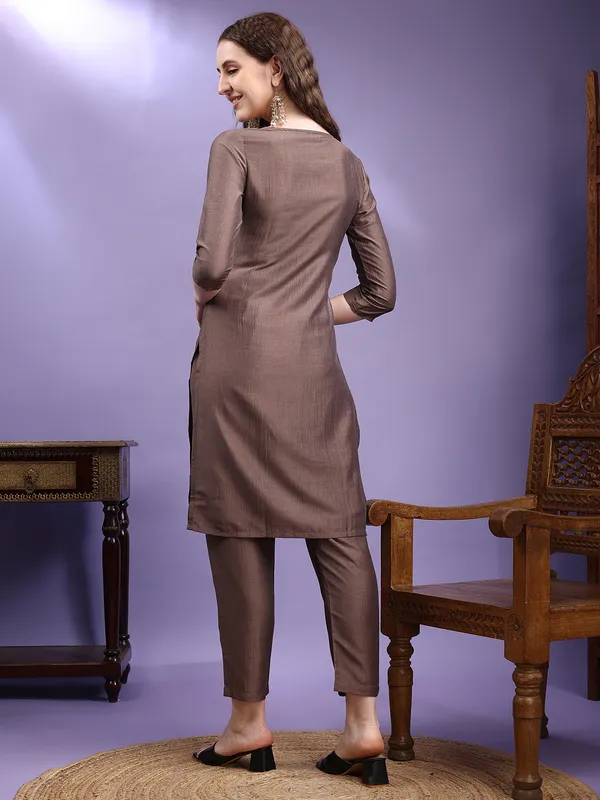 Hritika_Grey_Silk__Thread_Work_Embroidered_Kurta_with_Trouser_Set