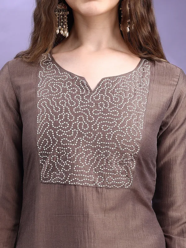 Hritika_Grey_Silk__Thread_Work_Embroidered_Kurta_with_Trouser_Set