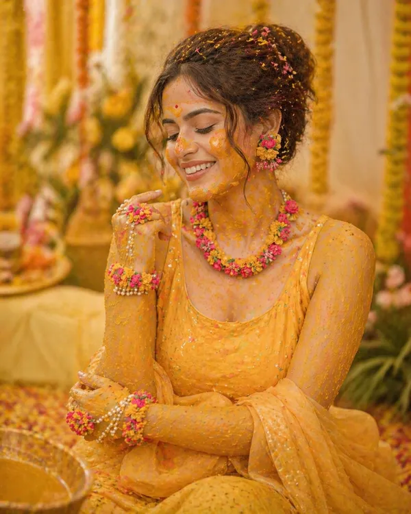 Golden_Artificial_Jewellery_Necklace_And_Bracelet_Set_For_Girls