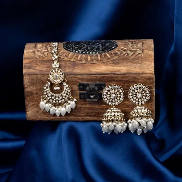 Silver_Kundan_Pearl_Gemstone_Bridal_Earrings_Maang_Tikka_Set_For_Women