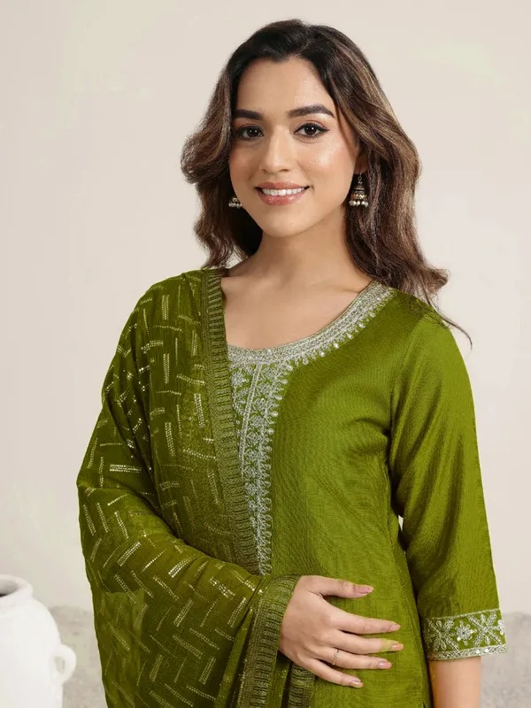 Green_Embroidered_Straight_Kurta_Set_For_Women