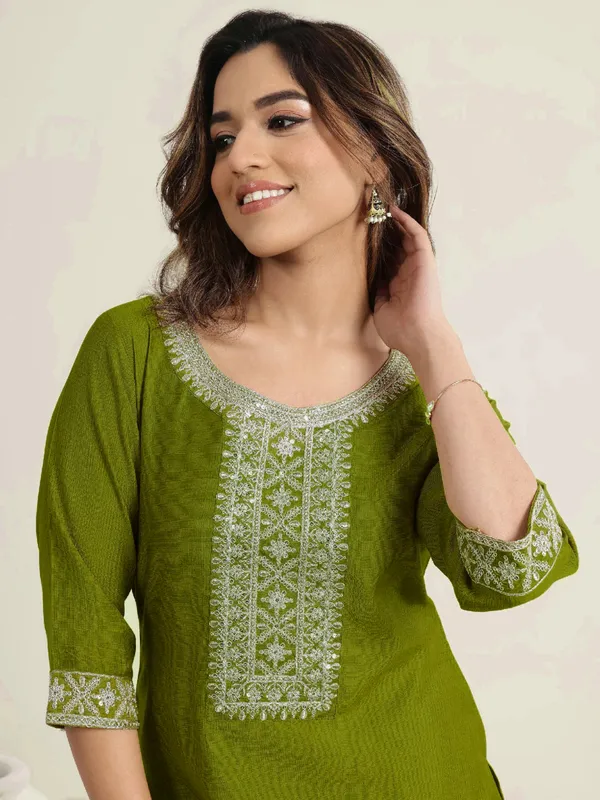 Green_Embroidered_Straight_Kurta_Set_For_Women