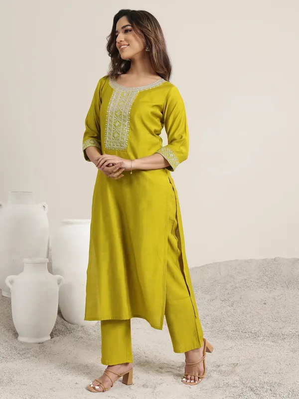 Yellow_Printed_Straight_Fit_Kurta_Set_for_Women