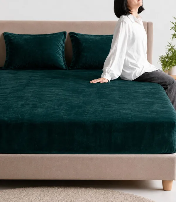 Royal_Looms_Velvet_King_Fitted_(Elastic)_320_Tc_Solid_1_Winter_Bedsheet_With_2_Pillow_Covers_(Green)